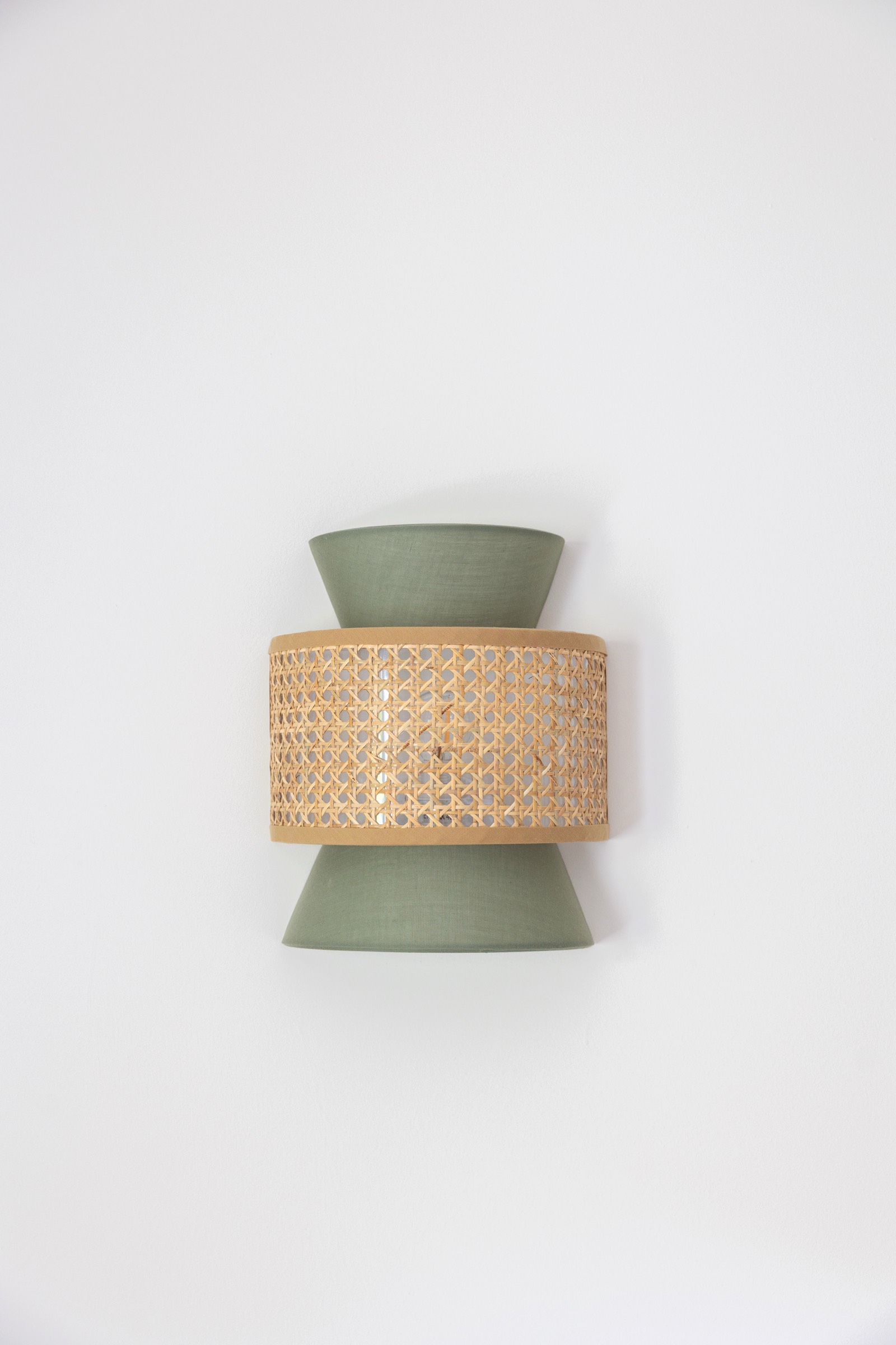 Aplique de pared con diseño moderno, compuesto por dos secciones en tono verde salvia y una banda central de mimbre tejido