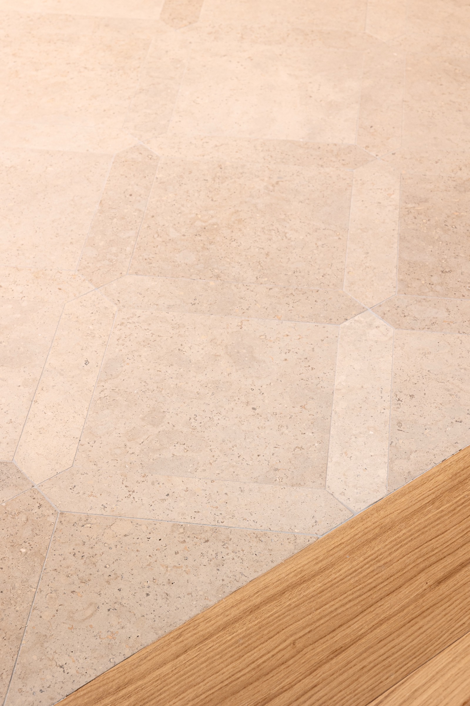 Primer plano de superficie con baldosas cerámicas beige y panel de madera de roble con textura de líneas verticales