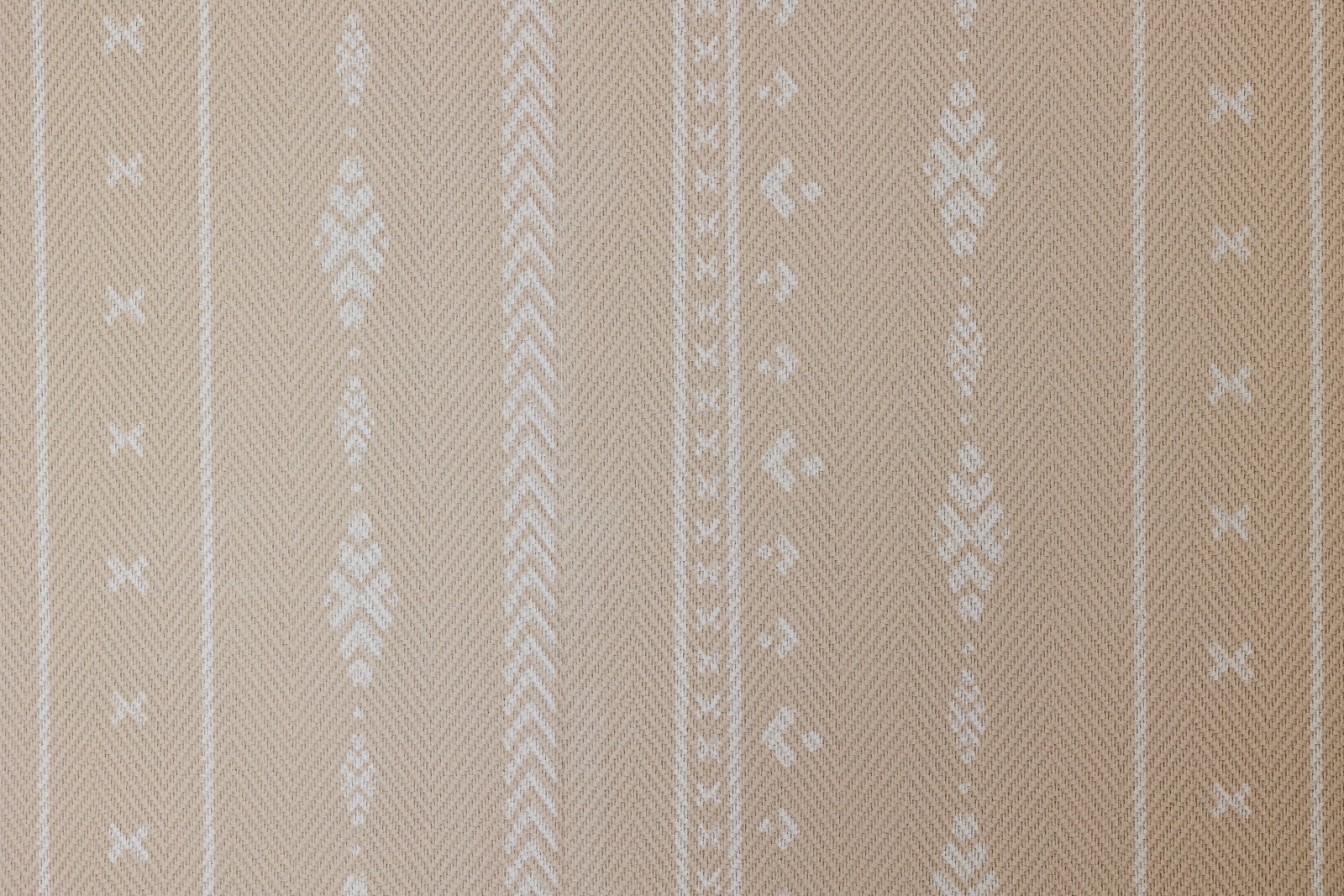 Patrón geométrico de flechas blancas sobre un fondo de tela beige con textura de espiga. Las flechas forman líneas verticales repetitivas, creando un diseño elegante y minimalista.