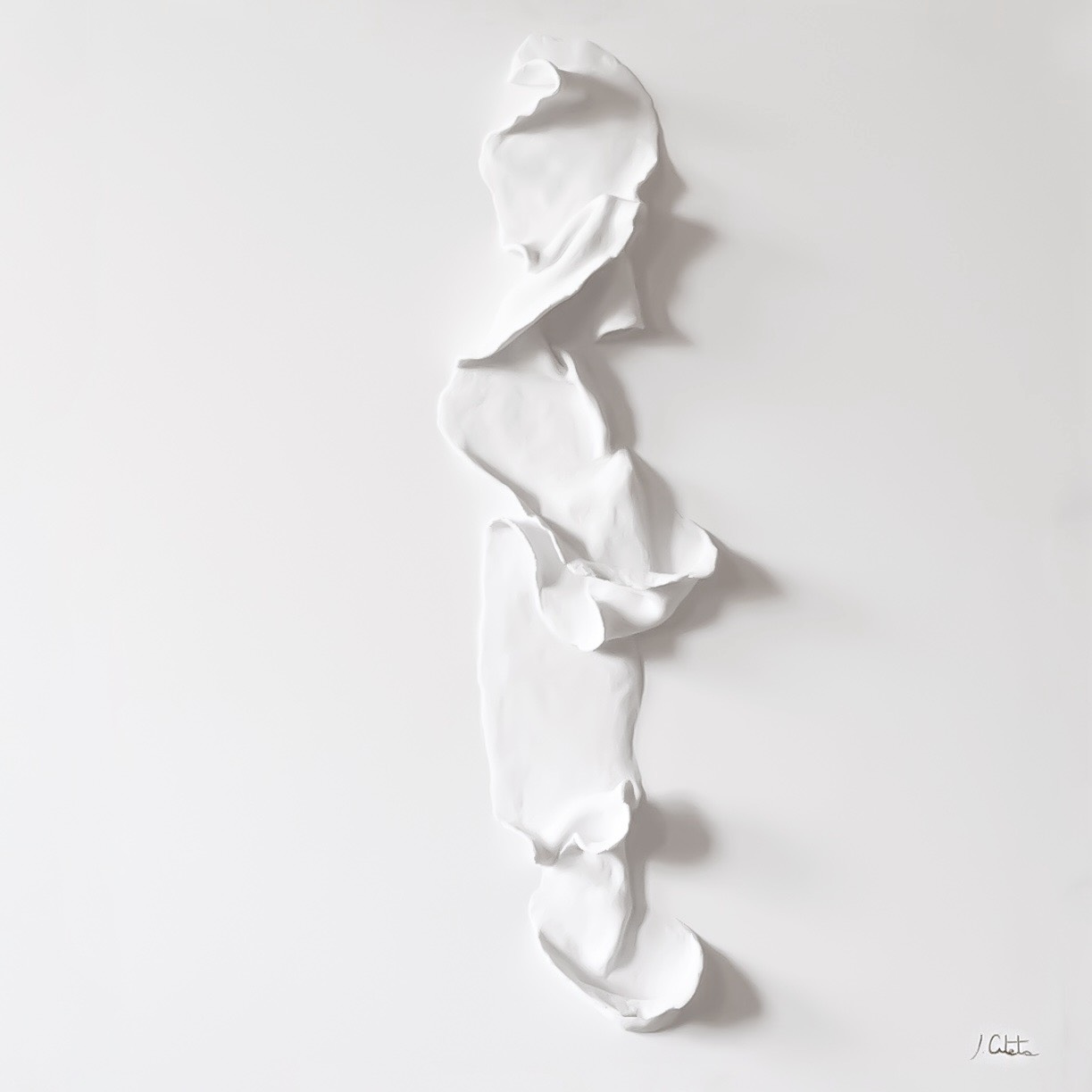 Escultura blanca abstracta con formas curvas orgánicas, compuesta por volúmenes suaves y ondulantes que crean una composición vertical en tonos blancos